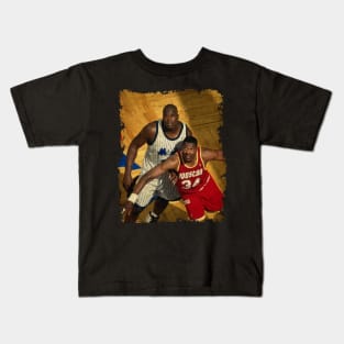 Hakeem Olajuwon vs Shaquille O'Neal in The 1995 NBA Finals Kids T-Shirt